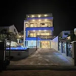 De Luxe Palace Al Nera 2 Swimming Pools At Sea Villa Trogir