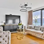 De Luxe Palace Al Nera 2 Swimming Pools At Sea فيلة