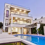 De Luxe Palace Al Nera 2 Swimming Pools At Sea تروغير