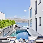 فيلة De Luxe Palace Al Nera 2 Swimming Pools At Sea تروغير
