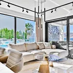 De Luxe Palace Al Nera 2 Swimming Pools At Sea فيلة