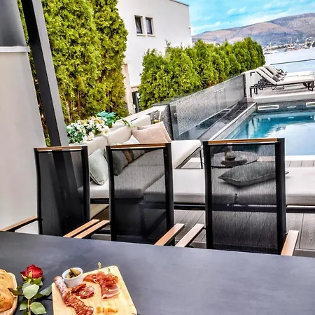 Villa Palace Al Nera Seafront 2 Pools *