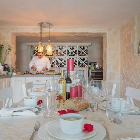 Deluxe Villa Palace Nera SEAFRONT 2 POOLS&SPA * Traù