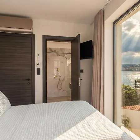 Villa Palace Al Nera Seafront 2 Pools *