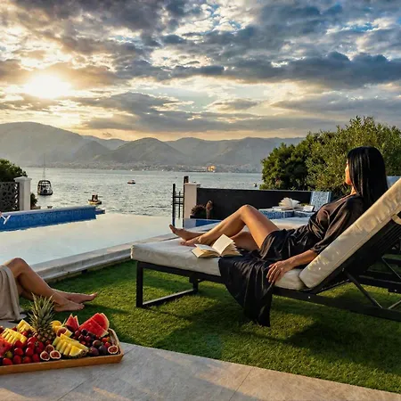 Deluxe Villa Palace Nera Seafront 2 Pools & Spa *