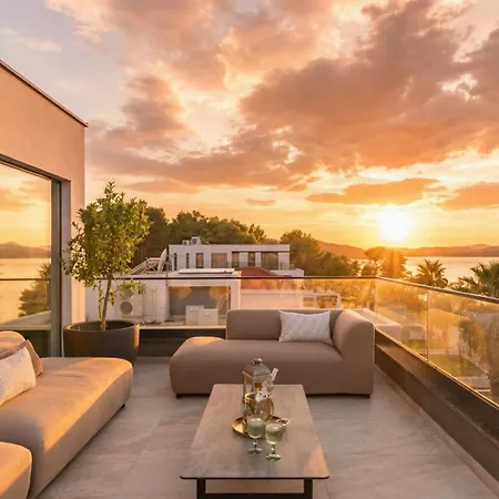 Deluxe Villa Palace Nera SEAFRONT 2 POOLS&SPA Traù