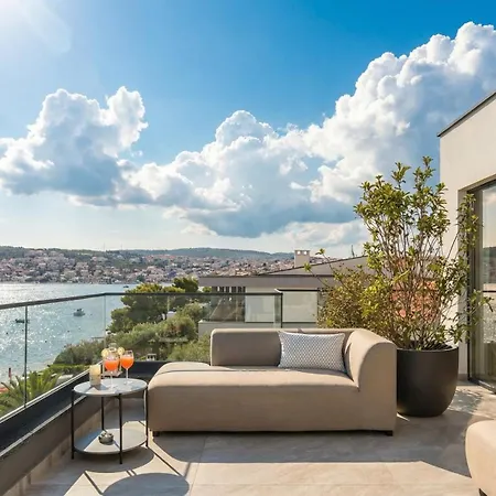 Deluxe Villa Palace Nera SEAFRONT 2 POOLS&SPA * Traù