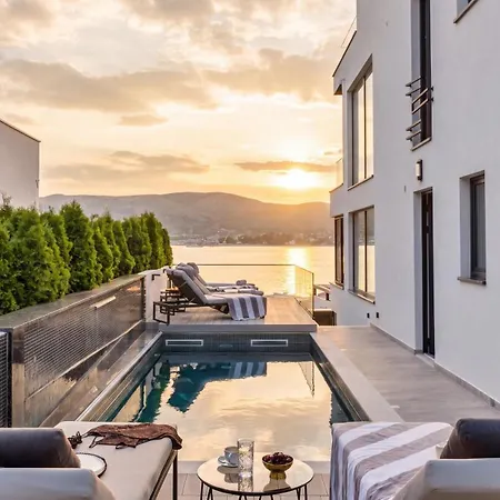 Villa Deluxe Villa Palace Nera SEAFRONT 2 POOLS&SPA Traù