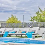 De Luxe Palace Al Nera 2 Swimming Pools At Sea