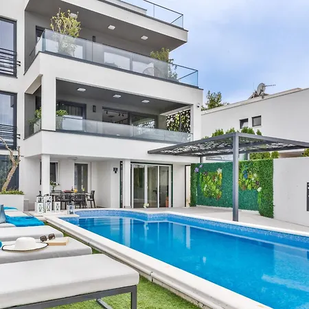 De Luxe Palace Al Nera 2 Swimming Pools At Sea Villa