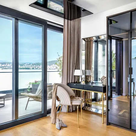 De Luxe Palace Al Nera 2 Swimming Pools At Sea *