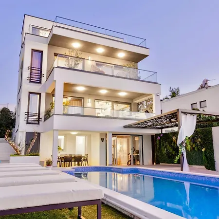 De Luxe Palace Al Nera 2 Swimming Pools At Sea Traù