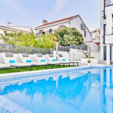 De Luxe Palace Al Nera 2 Swimming Pools At Sea Villa *
