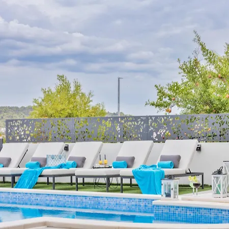 De Luxe Palace Al Nera 2 Swimming Pools At Sea